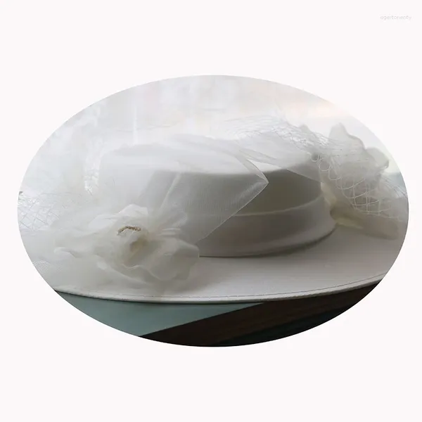 Berets 2024 White Mesh Flower Wedding Hat Elegant Ladies Party Cocktail Fedoras Bride Po Shoot Fedora Fedora Headswear