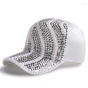 Boinas Capas de béisbol 2024 Corona de corona de estilo para mujeres Sun Pearl Cotton Snapback Hip Hop Accesorios al por mayor