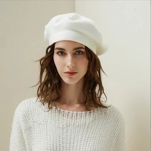 Bérets Béret Femmes Automne et Hiver Chapeau De Mode Modèle Rayé Chaud Lapin Cheveux Tricot Polyvalent Noir Blanc Rouge Bonnet Cap 231201