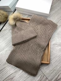 Berets Brand Bandet Buff para invierno 2023 Diseñador de alta calidad Fashion Luxury Wool Sombreros calientes y gorra de set unisex