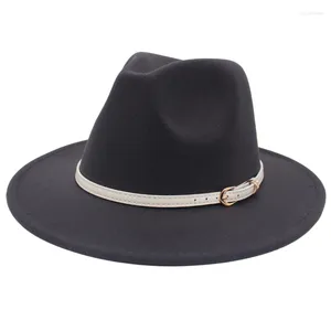 Bérets décontracté Fedora chapeau pour femmes ceinture en cuir Jazz feutre chapeaux en plein air dames Trilby classique britannique à bord plat robe hommes