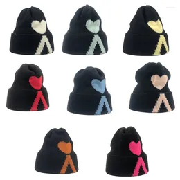 Bérets Casual Knitted Hat Student Fashion Studers Warm Coréenne de Love Tricoting Cap en tout-match Automne Hiver pour les hommes Femmes