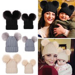 Berets Child's Mother's Winter chaude tricot tricot pour filles garçons double pompom chapeaux de bébé solides boules mignonnes capot