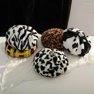 Berets Cow Leopard Animal Cartoon Béret Béret Femmes Automne Hiver Chapeau de seau chaud Big Head Cute Dairy Wear Painter