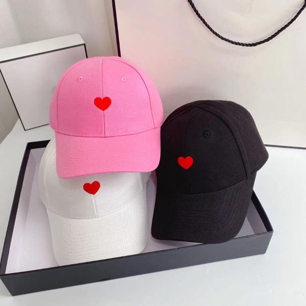 Bérets Designer Medes Femmes Lettre de coeur broderie Street Fashion Retro Cap Baseball Sun Flat Hat