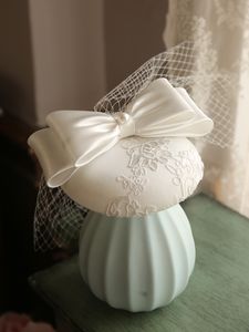 Boinas Inglaterra Blanco Satén Fascinator Sombrero Pinzas para el cabello Elegantes damas Apliques de encaje Flor Novia Velo de novia Tocado Iglesia 230112