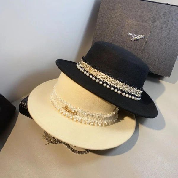 Bérets Fedora en laine tout usage de style anglais avec dessus plat et petite chaîne de perles parfumées pour chapeau de lettre de mode d'hiver pour femmes