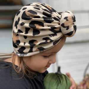 Bérets Europe et les états-unis enfants automne hiver chaud pull casquette bébé léopard beignet halogène porte chapeau