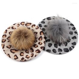 Berets Fashion Women Luipard Print Beret Hat volwassen slouchy winter Franse stijl Bonnets Caps For Girls Lady Female met echte bontpompom