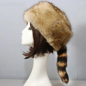 Bérets fausse fourrure de raton laveur chapeau femmes hiver plat haut casquettes couvre-chef doux de haute qualité mode chaud russe mongol avec queues