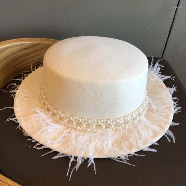 Boinas de plumas y perlas, sombreros blancos de ala ancha, sombrero plano de lana para mujer, vestido de fiesta de boda, sombreros de fieltro al por mayor