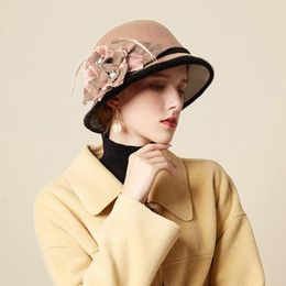 Berets Fedora Hat Dames Elegante Vintage Wool Filt Dames Herfst Winter Dome Wedding Jazz met bloemen vrouwelijke bowler top