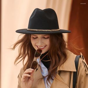 Boinas Finas de la cadena de oro Fedoras Gat For Women Men Classic Black Feather Fashion Hats Panama Autumn Wide Brim