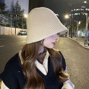 Bérets pour fille protection contre l'oreille à vent de couleur solide Fashion femme chapeau tricot seau coréen de style coréen