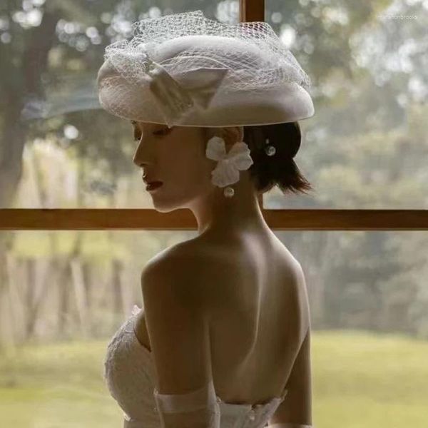 Berets français élégants dames blancs satin fedoras profonds grand nœud de nœud de perle voile fascinateurs grand coup de mariage.