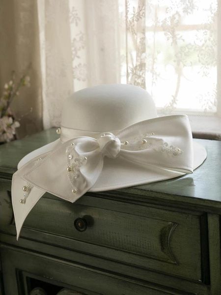 Berets Français Mesons blanc Grand Satin Fedora Cap Big Bow Perle Perle Berle Mariage pour la mariée High End Bridemaid PO Shoot Headswear