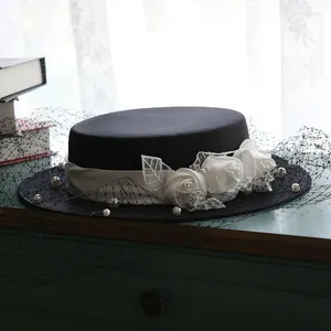 Bérets de style français dames Black Satin Wedding Hat avec visage Veil Elegant Flower Pearls Flat Fedora Capes Headswear Women Form