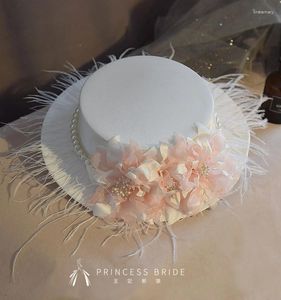 Berets French French White Feather Satin Fedora Cap Femmes Fleur rose Elegant Fleur Flat Warwear 2024 BRIDE Grand chapeau de mariage