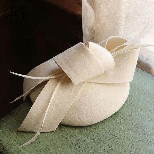 Bérets FS élégant laine feutre fascinateur chapeau femmes blanc pilulier chapeaux pour la fête de mariage de mariée plume Fedora hôtesse de l'air