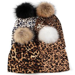 Berets geebro dames mode luipaard print schedels muts heren warme zachte elastische hoed met 15 cm echte fur pompom cap unisex volwassen motorkap