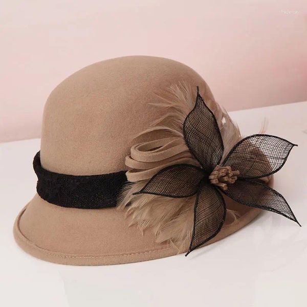 Bérets H733 Fedoras Hat Femelle Automne dôme Hiver Retro Lool Breed Feel Felt Aaves Yarn Feather Basin Cap Lady Elegant Warm Hats