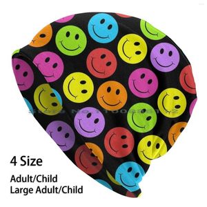 Bérets Happy Colorful Faces Beons de tricot Smile Smile en noir et couleurs Souriant bonheur Joyful polka