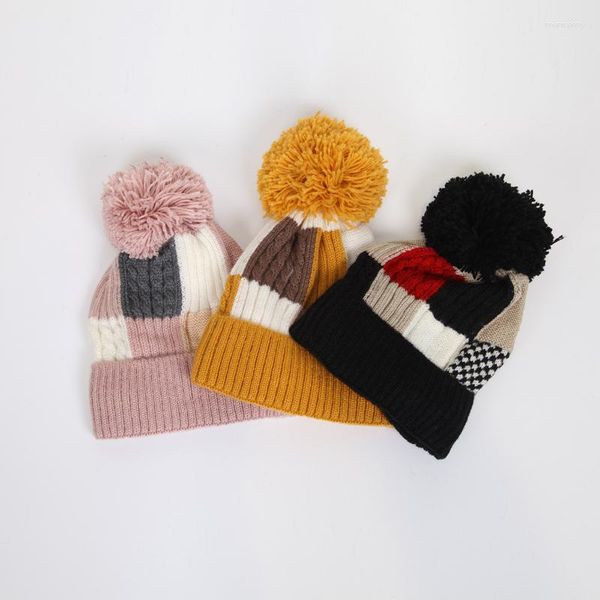 Boinas Gorro de punto colorido de alta calidad Navidad con bolas de piel Invierno Lana Unisex Cálido Skullies Gorros Regalo Cubo