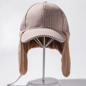 Bérets HT3819 mode hiver russe chapeau Vintage Plaid oreillette casquette hommes femmes doux polaire fourrure Bomber mâle femme trappeur
