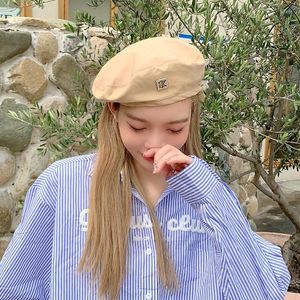 Berets Ins net Red Beret Hat Vrouw Hongkong Trend Cool Hip-Hop Metal Letter Fashion Casual Wild Koreaanse printmaker