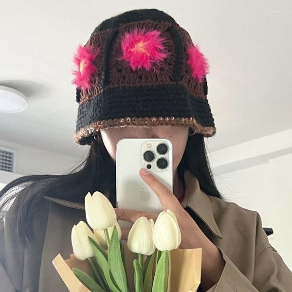 Bérets Ins Niche 3D Bucket Flower Chapeaux pour les femmes montrent Face Petit Automne et hiver coréen Fashion Basin tricot à la main Bassin Men