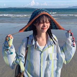 Bérets japonais mignon Mori fait à la main crochet chapeau de bombardier printemps et automne style ethnique épissage coloré pull creux casquettes pour femmes