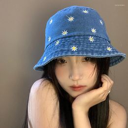 Bérets Japonais Small Daisy brodées Bucket Denim Chapeau du printemps et d'été Foldable Retro Old Sunshade Flat Top Bob Cap