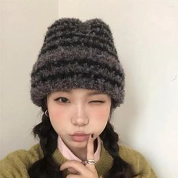 Boinas Mujeres japonesas Clip de flores a rayas Doble capa Térmica Protección para los oídos Lana Gruesa Sombrero de punto Jersey Suave Gorro de invierno