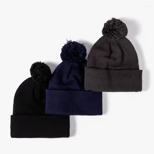 Bérets Bonnet tricoté Automne Hiver Chapeaux pour hommes Femmes Bonnet avec pompon Casual Coréen Protection d'oreille Chapeau Femme Solide Noir Garder au chaud