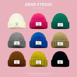 Bérets coréen automne et hiver épaissi couleur unie tissu étiquette tricoté chapeau hommes femmes en plein air mode chaud crâne bonnet casquette