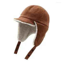 Bérets coréens agneau en peluche Bomber chapeau femmes cyclistes d'hiver Protection de l'oreille chaude rétro ushanka chapeaux d'oreilles hommes Hommes à bord de capuche à bords courts