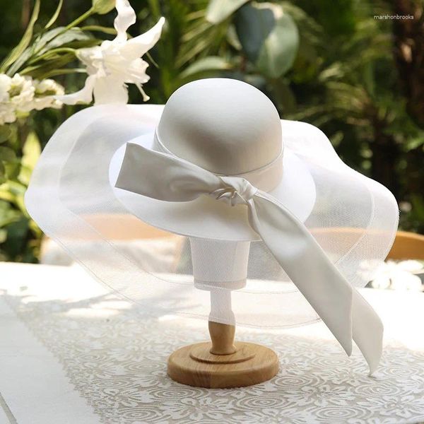 Boinas Gran sombrero de boda blanca cubo de satén fedoras elegantes damas de malla malla de maldito Fedora Cap Inglaterra novia formal