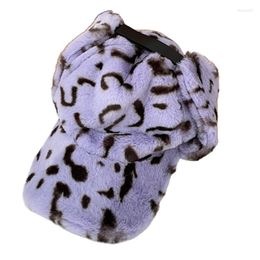 Berets Lei Feng Hat Leopard Print Warm Ear Home Trend Fluffy Casual voor Valentijnsdag Paasfamiliebijeenkomsten Drop