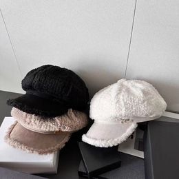 Boinas La gorra para niños de periódico con pelo de cordero y boina de diseño de lujo con tamaño ajustable está diseñada para que las mujeres se mantengan abrigadas y cómodas.