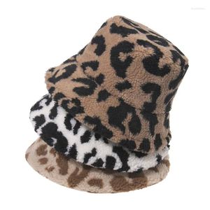Bérets Luxury Hiver Bucket Hat Women Fashion Leopard Panama Femme chaude Femme vintage Faux Fur Fisherman CAP CAPS POUR DROP