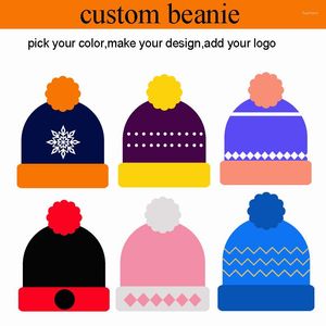 Bérets minimun en gros 50pcs! Chapeaux personnalisés Hiver Pompom Boneie Custom a fait votre conception choisir Couleur Ajouter le logo