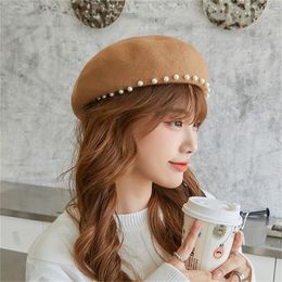 Bérets Pearl Wool Beret Hat pour femme fille printemps hiver rétro Cap de style français Lady Caps élégants Artiste chaud de mariage artiste