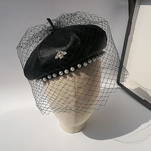 Bérets PU Cuir Femmes Mode Hiver Béret Métal Abeille Sexy Filet Noir Chapeaux Artiste Français Bonnet Chaud Dames All Match gorras 230422