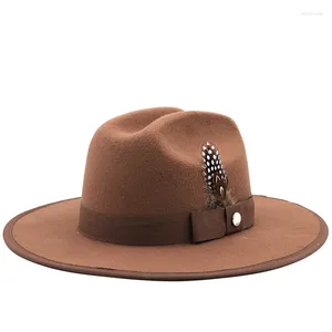 Bérets rétro classique automne hiver chaud femmes hommes feutre plume casquette enfoncée Fedora Jazz Bowler Cowboy chapeau 56-58 cm ajuster