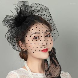 Berets Retro Femmes Mesh Chapeaux en peluche Plume Hairpin Floral Hair Fascinator Wedding Charm Casual Holiday European Caps