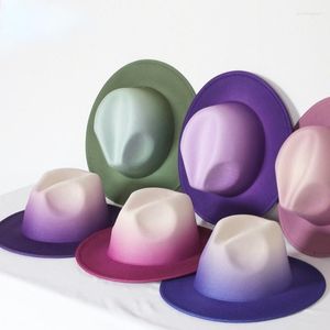 Berets vendant un gradient Fedora Hat Femmes Men Personnalité cool jazz large gentleman gentleman élégant dame en deux couleurs ressenti