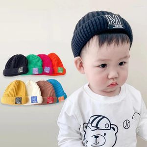 Bérets Simple lettre M chapeau pour enfants coréen garçons filles peau Bonnets robe tricotée Collocation bébé casquette garder au chaud enfants Bonnets