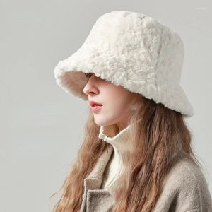 Bérets Style fausse fourrure chapeaux Super doux femmes hiver chapeau doublure en coton chaud russe mode Ski bonnets en peluche couleur unie