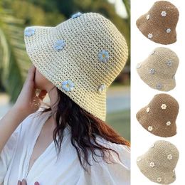 Bérets Summer Suns Suns Femme Paille Crochet Boho Flower Bucket Hat pliable Panama Cap UV Protection Outdoor Travel Beach Lady Visor