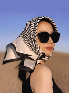 Beretten zonnebrandcrème zijde sjaal kleine vierkante handdoek en zomer buitenlandse mode po woestijn wild gestreepte Franse tulband dames hoofdcapberetten